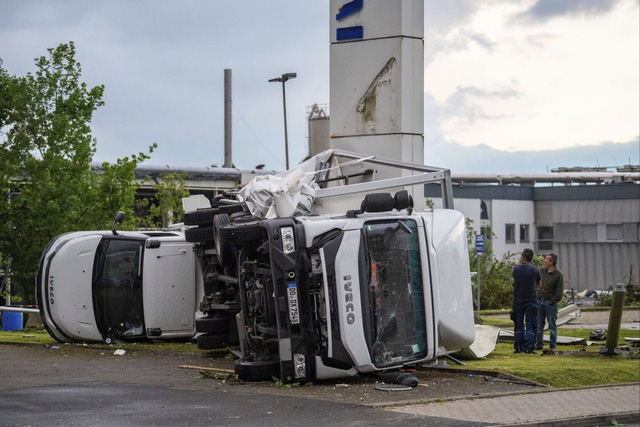 Tornadoes hit a city in Germany, injuring 40 people, at least 1 person was killed - Photo 1.