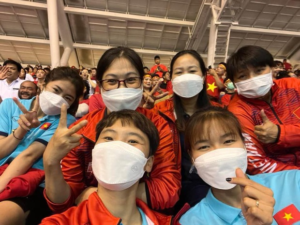 Hội nhà vô địch SEA Games tối hôm trước rủ nhau đi cổ vũ U23 Việt Nam giành HCV: Loạt ảnh viral đêm chung kết! - Ảnh 1.