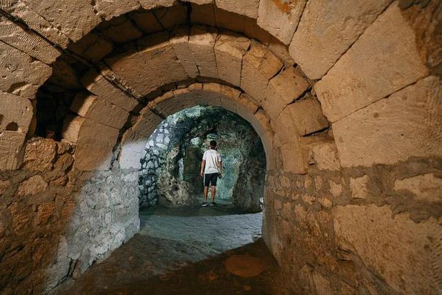 Repairing the basement, the man discovered an ancient city 18 floors deep below his house - Photo 1.