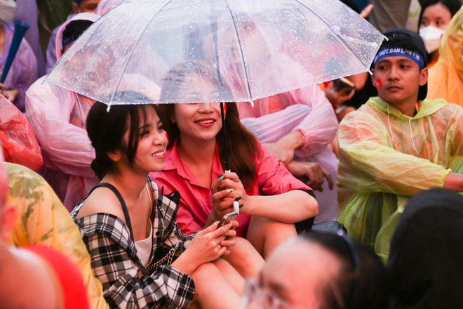 Ngắm các CĐV nữ xinh đẹp cổ vũ U23 Việt Nam: Trời mưa nhưng không khí nóng hơn bao giờ hết! - Ảnh 15.