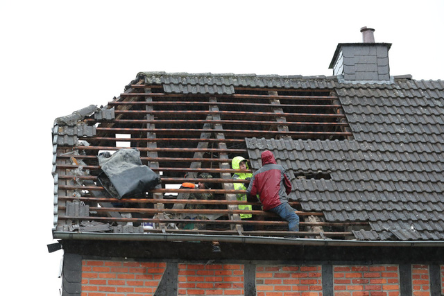 Lốc xoáy tấn công thành phố ở Đức khiến 40 người bị thương, ít nhất 1 người thiệt mạng - Ảnh 4.
