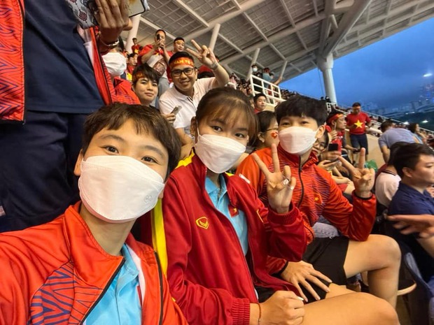 Hội nhà vô địch SEA Games tối hôm trước rủ nhau đi cổ vũ U23 Việt Nam giành HCV: Loạt ảnh viral đêm chung kết! - Ảnh 3.