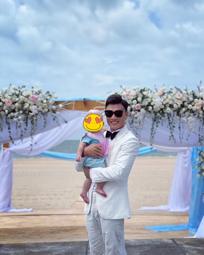 HOT: Goalkeeper Bui Tien Dung held a wedding party with his girlfriend born in 2000 - Photo 5.