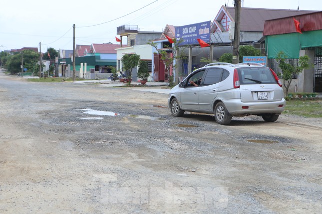 Đường nát bét, nước chảy vào nhà, dân khu tái định cư kêu trời - Ảnh 5.