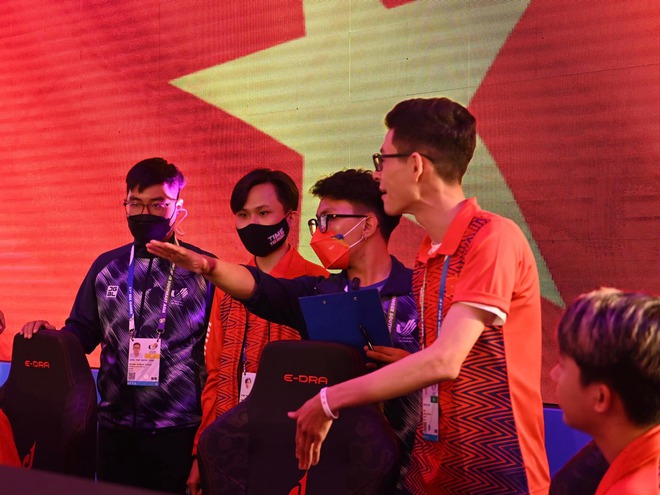 Nam sinh năm 4 làm trọng tài bộ môn Esports tại SEA Games 31: Mê game từ nhỏ, từng làm shipper để theo đuổi đam mê - Ảnh 8.