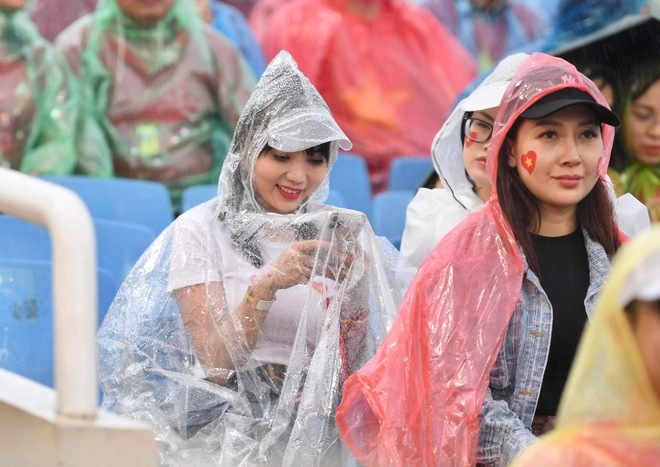 Ngắm các CĐV nữ xinh đẹp cổ vũ U23 Việt Nam: Trời mưa nhưng không khí nóng hơn bao giờ hết! - Ảnh 8.