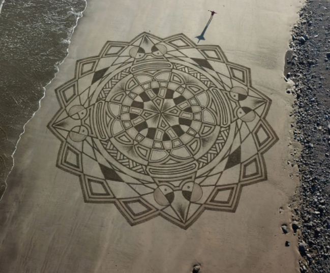 Phù thuỷ cát đam mê sáng tạo nhiều tranh đẹp trên các bãi biển - Ảnh 1.
