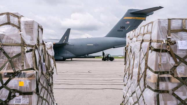   The US had a serious shortage of milk powder, sending a C-17 military plane to Germany to carry 31 tons of milk back home - Photo 1.