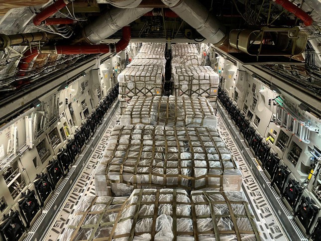   The US lacked serious milk powder, sent a C-17 military plane to Germany to bring 31 tons of milk home - Photo 2.