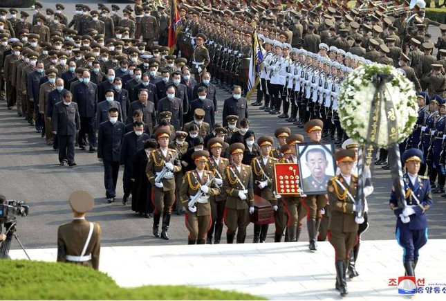  Ông Kim Jong Un chủ trì lễ tang ông Hyon Chol-hae  - Ảnh 1.