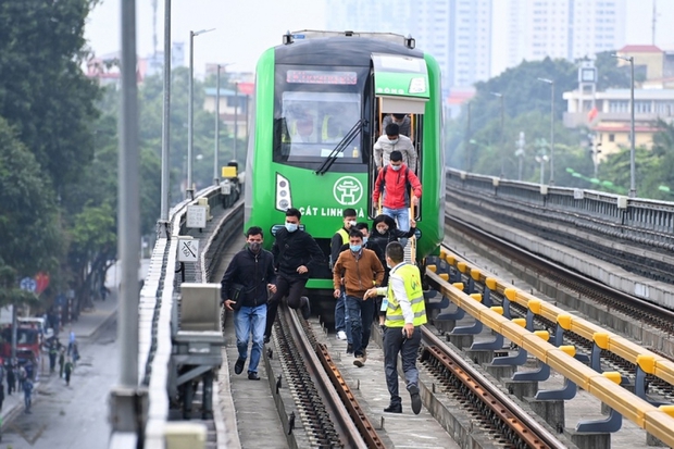   Cat Linh train suddenly stopped in the rain: Do you switch from automatic to manned?  - Photo 1.