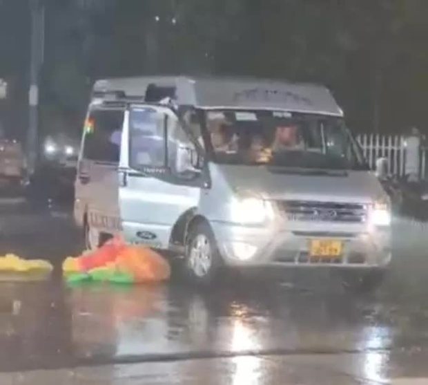 What did the People's Committee, the police say about the clip of throwing a raincoat in the middle of the street, causing a stir in public opinion in Phu Quoc?  - Photo 2.