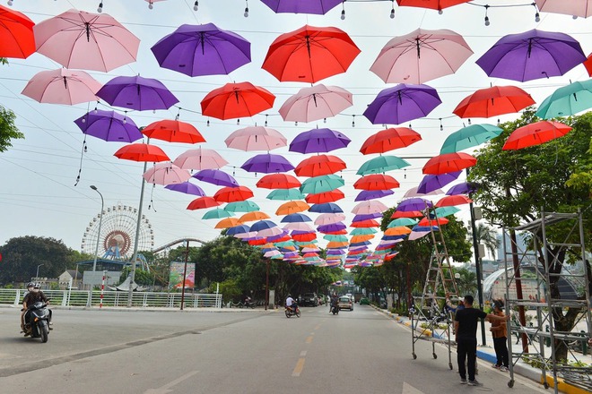 Hai công trình ở Hà Nội vừa “lột xác” ngoạn mục: Nhà Thờ Lớn phục hồi vẻ hoài cổ, một phố đi bộ mới đang cực hot - Ảnh 2.