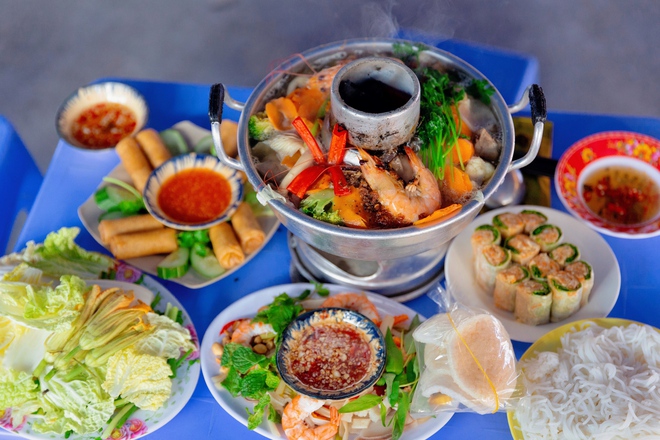 Lẩu cù lao - món đặc sản trong các tiệc cưới của người miền Tây giúp một quán ăn tại Sài Gòn hút hàng trăm lượt khách - Ảnh 19.