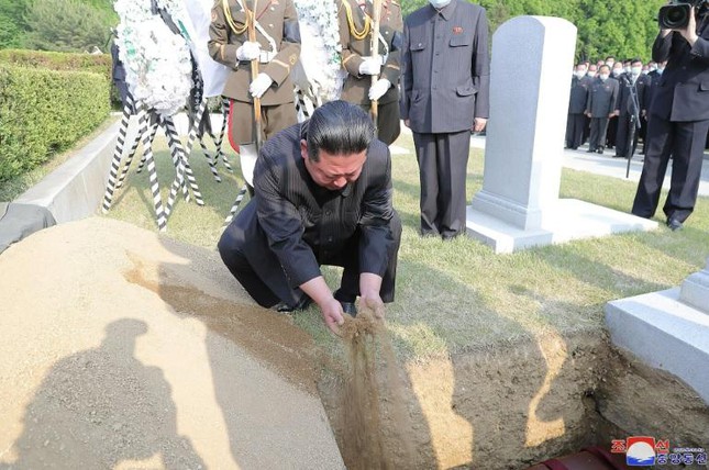  Ông Kim Jong Un chủ trì lễ tang ông Hyon Chol-hae  - Ảnh 2.