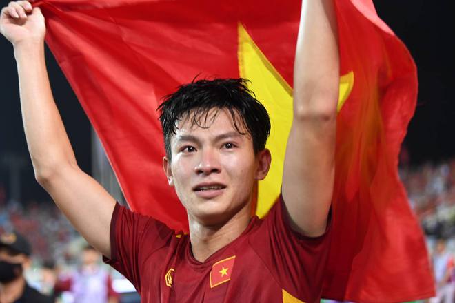Nhâm Mạnh Dũng hét to đầy phấn khích, Phan Tuấn Tài mắt đỏ hoe tạo nên loạt khoảnh khắc ấn tượng của U23 Việt Nam tại SEA Games 31 - Ảnh 4.