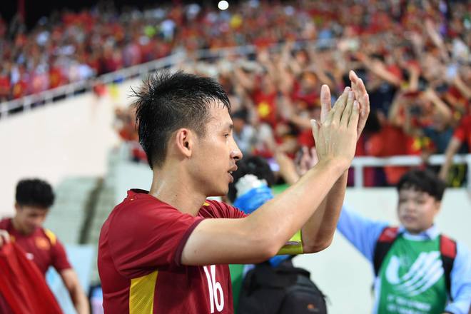 Nhâm Mạnh Dũng hét to đầy phấn khích, Phan Tuấn Tài mắt đỏ hoe tạo nên loạt khoảnh khắc ấn tượng của U23 Việt Nam tại SEA Games 31 - Ảnh 6.