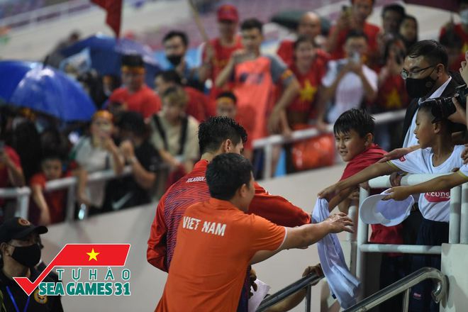 Những khoảnh khắc đầy cảm xúc trong trận chung kết U23 Việt Nam - U23 Thái Lan: Món quà tri ân vô giá tới người hâm mộ và HLV Park Hang-seo - Ảnh 7.