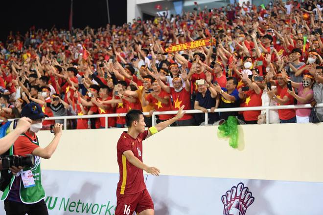 Nhâm Mạnh Dũng hét to đầy phấn khích, Phan Tuấn Tài mắt đỏ hoe tạo nên loạt khoảnh khắc ấn tượng của U23 Việt Nam tại SEA Games 31 - Ảnh 7.