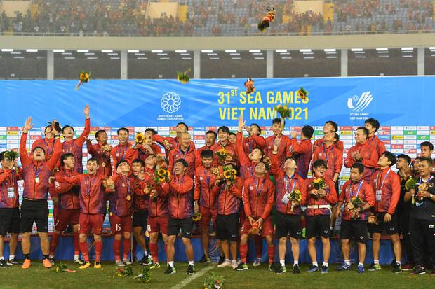 Nhâm Mạnh Dũng hét to đầy phấn khích, Phan Tuấn Tài mắt đỏ hoe tạo nên loạt khoảnh khắc ấn tượng của U23 Việt Nam tại SEA Games 31 - Ảnh 10.