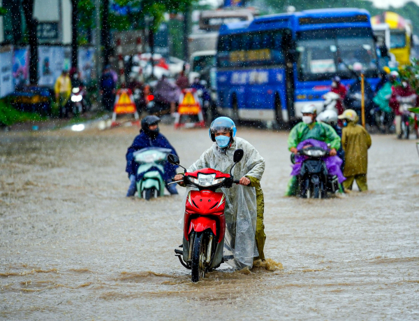 Mưa to khắp ba miền, cảnh báo ngập úng và lũ quét - Ảnh 1.