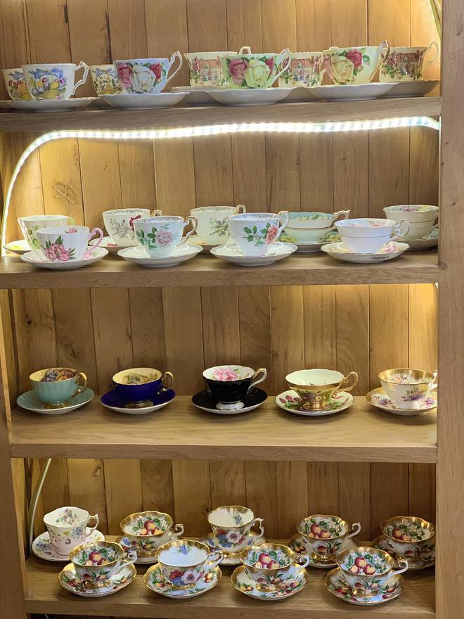 Visit 4 Hanoi pottery shops, discover a series of beautiful and luxurious items with aristocratic qualities, priced from only 50,000 VND - Photo 3.