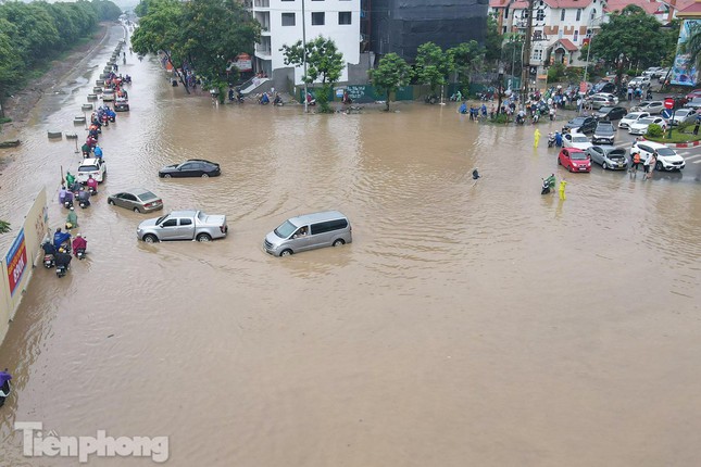 Đại lộ Thăng Long ngập như sông vì thoát nước... tự chảy - Ảnh 1.