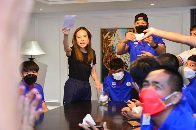 Frustrated by losing to Vietnam U23, Thai NHM advised Madam Pang to stop throwing money at football - Photo 1.