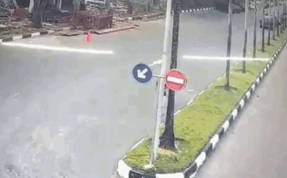 Clip: Ô tô bay qua dải phân cách, đâm gục người phụ nữ chạy bộ