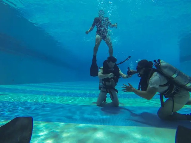 Bên trong khóa học khắc nghiệt chuyên đào tạo thợ lặn chiến đấu của quân đội Mỹ, người tốt nghiệp không khác gì Aquaman - Ảnh 3.