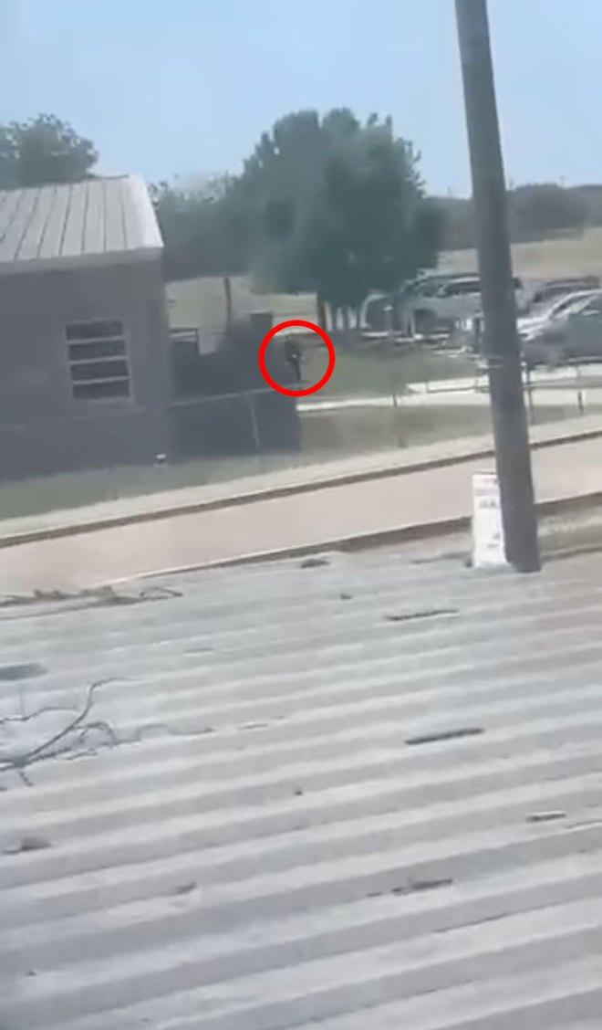 Vụ xả súng tại trường tiểu học Mỹ: Camera ghi lại khoảnh khắc nghi phạm 18 tuổi lén lút đột nhập vào trường học trước khi ra tay - Ảnh 4.