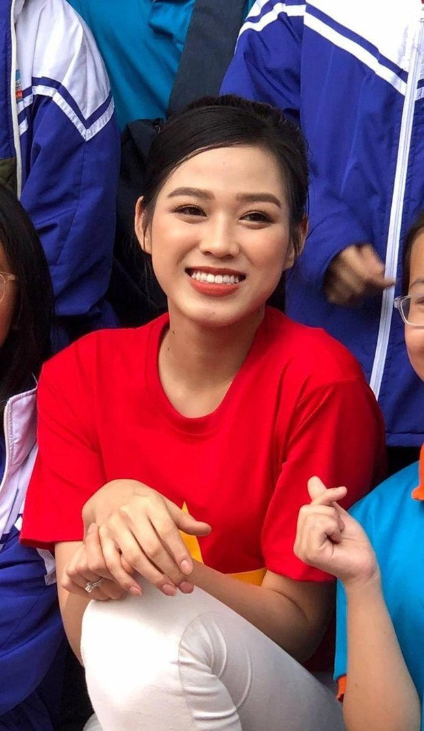  Hoa hậu Tiểu Vy, Đỗ Thị Hà, Thùy Tiên xinh đẹp dù bị chụp lén - Ảnh 11.