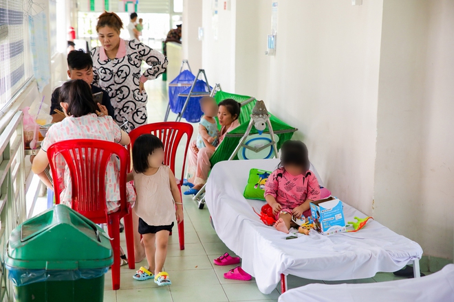 Inside the isolation area for children with hand, foot and mouth disease at Children's Hospital: Cases continue to increase, doctors warn - Photo 14.