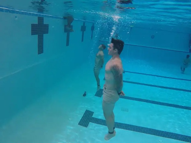 Bên trong khóa học khắc nghiệt chuyên đào tạo thợ lặn chiến đấu của quân đội Mỹ, người tốt nghiệp không khác gì Aquaman - Ảnh 6.