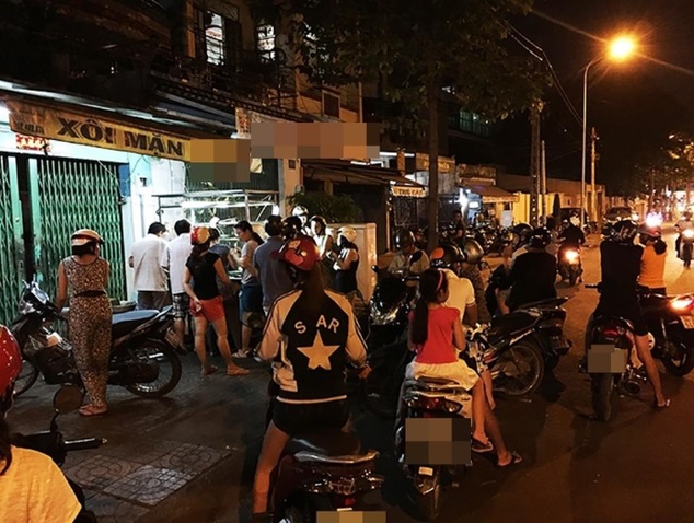 Kỳ lạ tiệm xôi nhà xác giữa lòng Sài Gòn: Khung cảnh đượm chất u tịch, vừa ăn vừa run nhưng hơn 40 năm vẫn tấp nập người xếp hàng - Ảnh 2.