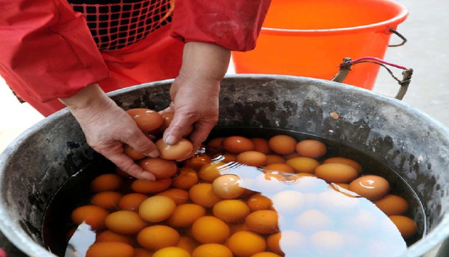 2 sai lầm khi luộc trứng gà có thể gây ngộ độc, nhiều gia đình Việt cũng mắc phải - Ảnh 2.
