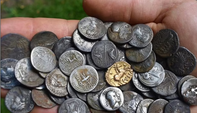 Kho báu hàng trăm đồng tiền cổ phát hiện ở Anh - Ảnh 1.