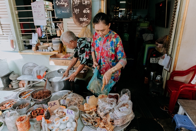 Quán cháo trắng hơn 10 năm chỉ bán giá 1.000 đồng của đôi vợ chồng già ở Sài Gòn: Bán rẻ cho người ta ăn no là được rồi - Ảnh 4.