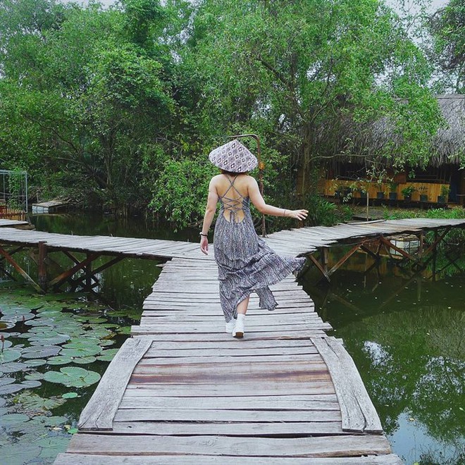 After going up the mountain, going to the sea, I went to the primeval forest to explore, go to the floating village to row a boat right next to Ho Chi Minh City - Photo 22.