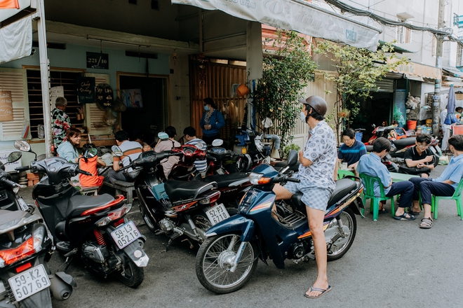 Quán cháo trắng hơn 10 năm chỉ bán giá 1.000 đồng của đôi vợ chồng già ở Sài Gòn: Bán rẻ cho người ta ăn no là được rồi - Ảnh 6.