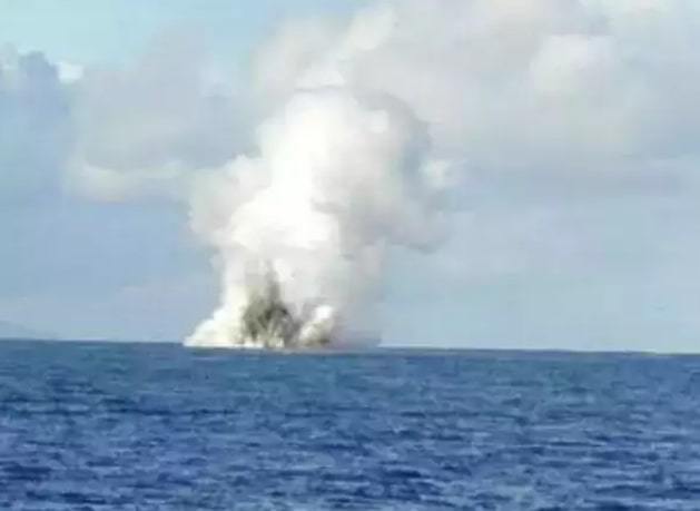 Shark volcano erupts in the middle of the Pacific Ocean - Photo 1.