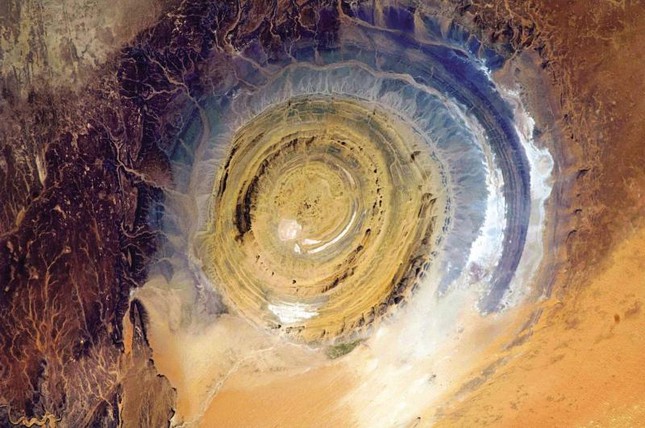 Con mắt khổng lồ giữa sa mạc Sahara, bí ẩn chưa có lời giải - Ảnh 1.