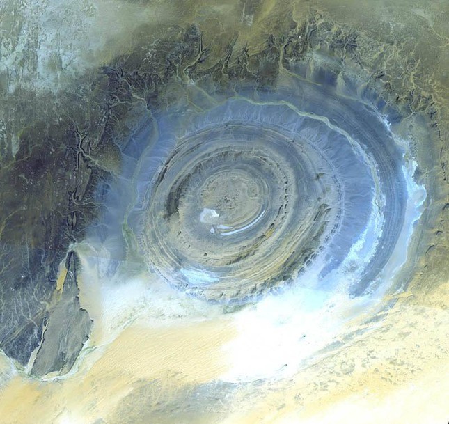 Con mắt khổng lồ giữa sa mạc Sahara, bí ẩn chưa có lời giải - Ảnh 13.