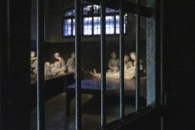 Trọn vẹn trải nghiệm tham quan nhà tù Hoả Lò đầy ấn tượng, lý giải vì sao lại thu hút nhiều người đến vậy - Ảnh 19.