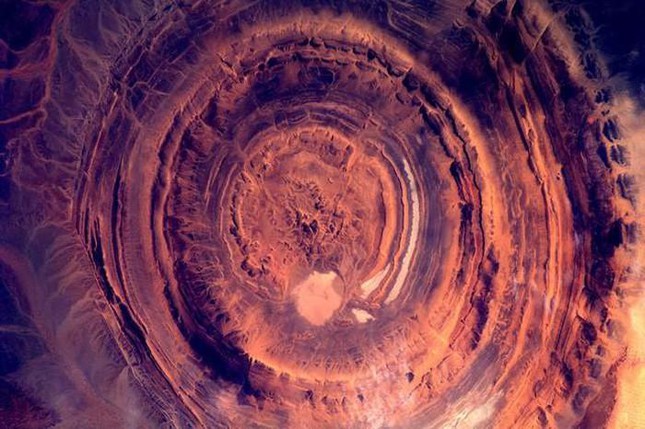 Con mắt khổng lồ giữa sa mạc Sahara, bí ẩn chưa có lời giải - Ảnh 4.