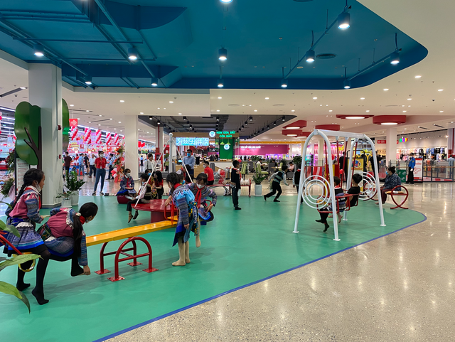 Cận cảnh đại siêu thị đầu tiên ở Lào Cai: Tổng diện tích 30.000m2, 300 tỷ đồng vốn đầu tư, 1/3 gian hàng đến từ doanh nghiệp địa phương  - Ảnh 8.