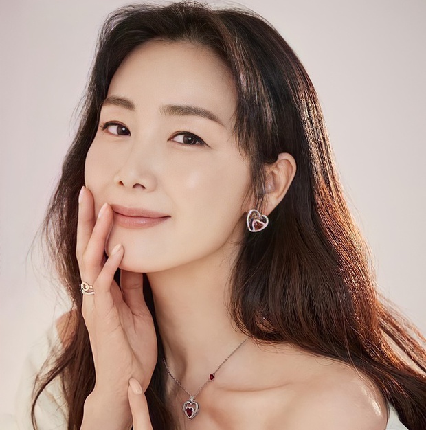 Song Hye Kyo and Son Ye Jin suddenly dropped in the Top 10 most beautiful Korean beauties of all time, losing even to their 10-year-old juniors - Photo 10.