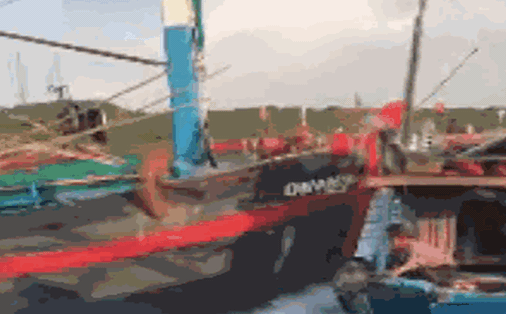 Mâu thuẫn thu mua hải sản, tàu cá ở Quảng Trị bị tông chìm, 6 ngư dân rơi xuống biển