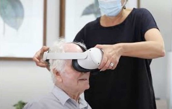 Virtual reality headsets support the elderly - Photo 1.