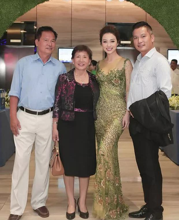 Làm dâu gia đình danh giá: Jennifer Phạm xuất sắc làm vợ làm mẹ, vẫn không giã từ showbiz - Ảnh 2.